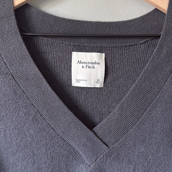 Abercrombie V-Neck Sweater - XS - Picture 2 of 6